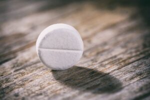 Aspirinas gėlėms – senovinis triukas, kad skintos gėlės ilgiau žydėtų. Kada dar jis gali praversti?