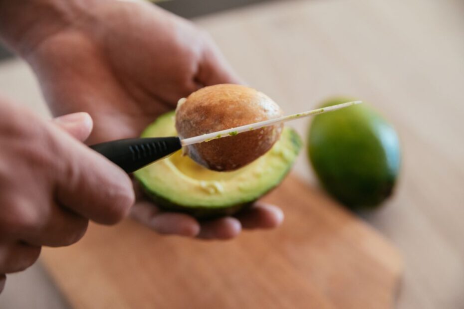 Avokado kauliukas kambarinėms gėlėms: kaip paruošti ir kurioms gėlėms tręšti tiks labiausiai?